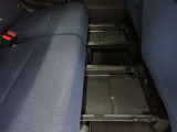 後席シート足元に小物入れがあって便利