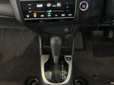 運転席より操作性の良いシフトレバーと、オートエアコンのスイッチ等の画像です。