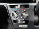使いやすいマニュアルエアコンは簡単な操作で車内を快適にしてくれます☆