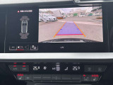 ●リヤビューカメラ『車両のカメラから得た映像を合成し、モニターに映し出します。車両周辺の歩行者や障害物などの発見に役立ちます。』