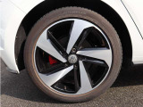 専用アルミホイール)215/45 R17 車種グレードごとに設定されており、デザインにすっきりとマッチした印象です。