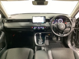 車内は光触媒抗菌消臭施工済です。スタイリッシュなデザインでスポーティなインパネ周りを演出します。グローブボックスやカップホルダーのほかにトレーなどたくさんの収納スペースが付いています。