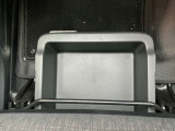 助手席シート下などたくさんの収納スペース付きです。