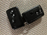 スマートキーを装備しています☆カギをカバンやポケットに入れて頂いた状態でドアロックの開閉やエンジンスタートをして頂けますよ!とても便利な装備です!
