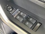 【電動格納ミラー】サイドミラーは電動格納式となっており、狭い駐車場でもキズがつくリスクを抑えられます。