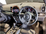 MINIの内装はとにかく『円』に拘ったデザインコンセプトが一目で伝わってきます。これほど円形に拘った車は他に御座いません。伝統のデザイン、トグルスイッチなど遊び心のある内装で御座います。