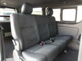 後席も座る人の快適さを考えられ、ヘッドレストがついており寛ぎの空間が確保されております!乗車定員は最大5名です!