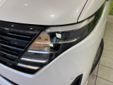 【LEDヘッドライト】悪天候や夜間走行時も良好な視界を確保し安心して運転できる高輝度LEDヘッドライトを装備!点灯速度が早く、消費電力も抑えられています。