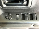 【電動格納ミラー】サイドミラーは電動格納式となっており、狭い駐車場でもキズがつくリスクを抑えられます。
