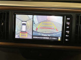 【パノラミックビューモニター】映像で、見づらい車両周辺の確認をアシスト。クルマを真上から見ているような映像を表示。 運転席から確認しにくい車両周囲の状況を把握。