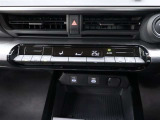 オートエアコン付きなので一度、温度を設定すれば自動的に過ごし易い温度に調整してくれますよ。車内をいつでも快適空間にしてくれます。