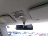 スッキリした配列の天井です。もちろんルームミラー付きですので、後方確認ができます。