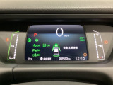 デジタル表示のスピードメーターとタコメーター、燃費やオドメーターなどの表示の他に、ホンダセンシング機能などの表示もできる多機能なマルチインフォメーション・ディスプレイです。