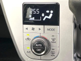 【オートエアコン】一度お好みの温度に設定すれば、車内の温度を検知し風量や温度を自動で調整。暑い&hellip;寒い&hellip;と何度もスイッチ操作をする必要はありません。快適な車内空間には必須の機能ですね♪