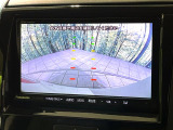 【バックカメラ】駐車時に後方がリアルタイム映像で確認できます。大型商業施設や立体駐車場での駐車時や、夜間のバック時に大活躍!運転スキルに関わらず、今や必須となった装備のひとつです!