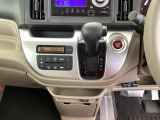 足元スッキリ、インパネシフトです。パーキングブレーキはフットブレーキタイプなので、運転席と助手席の間がスッキリしています。