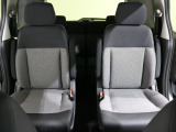 後部座席もゆったり座れます。