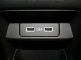 センターコンソールの後ろ側にはUSBチャージャーを配置。後部座席の人も手軽に充電できます。