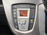 【オートエアコン】一度お好みの温度に設定すれば、車内の温度を検知し風量や温度を自動で調整。暑い&hellip;寒い&hellip;と何度もスイッチ操作をする必要はありません。快適な車内空間には必須の機能ですね♪