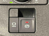 指先だけで簡単に操作が可能な電動パーキングブレーキを採用。「HOLD」スイッチを押すと、渋滞や信号待ちなどでブレーキペダルから足を離しても、ブレーキを保持するので安心です