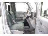 操作性に優れた運転席となります!小物入れや各ボタンの配置にこだわり、使いやすいです!座り心地もよく視認性も良好なのでロングドライブもお任せ下さい!