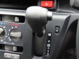 インパネ式のシフトレバーです。滑らかなで変則ショックの無いCVTを採用しています。