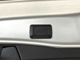 【パワーバックドア】スマートキーや運転席のボタンを押すだけでリアゲートが自動で開閉します!荷物を持っている時や、高い位置にあるバックドアを閉める際に便利な機能です♪