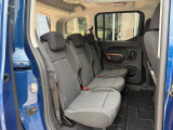 リアシートは3席独立可倒式です。