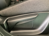 運転席にはドライバーの体型や好みに応じて前後方向だけでなく、高さの調整ができるシートリフターを装備!