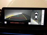 【パノラミックビュー】・・・車両の前後左右に搭載した4つのカメラにより、クルマを真上から見ているような映像を表示。運転席から確認しにくい車両周囲の状況を把握できます。