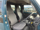 ゆとりをもって運転できる広くて快適な室内。広々ドアの開閉部で乗り降りもラクラク!さらに消毒済みなので安心ですよ!