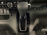 CVT車のセレクトレバーです。低速から高速まで、変速ショックのないスムーズな走りを実現するとともに、エンジン効率のよい領域を維持することで燃費にも貢献します。