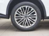 車もおしゃれは足元からですね ♪ アルミホイールでバッチリ決まってます!