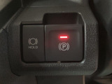 電動パーキングブレーキを装備しています☆パーキングブレーキが足踏み式や手引き式ではなく電動で行うことができます☆設定でシフトをパーキングに入れると自動でパーキングをかけるようにできます☆