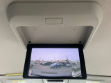 後席モニターがついています。走行中でもTV視聴やDVD鑑賞など後席の方は退屈しませんね