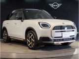 MINIのフロントグリルのデザインはイギリスで生まれた当初から、シルバーのサイドバーが折り重なった伝統的なデザインで御座います。その伝統はBMWのお車になってからでも少しずつ形を変えて守られております