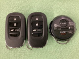 スマートキーを装備しています。鍵を差し込むことなくドアロックの開け閉めと、トランクが開けられる電動テールゲートのボタンもついています。加えて、純正リモコンエンジンスターター用の操作キーもついています。