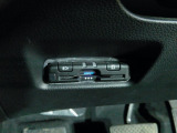 純正オプションで工賃込み38,940円の「ETC車載器 音声ガイドタイプ/アンテナ分離型」装着!。アンテナ部にスピーカーを内蔵し、通行料金のほかETCカードの有効期限も音声でお知らせします。