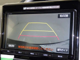 後方の見える安心をお届けするバックガイドモニター付:バックするときのアシストラインもあって楽々バック!車庫入れや縦列駐車をサポートし、苦手な駐車も安心です!今やもう手放せない装備ですネ♪