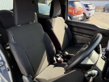 運転席シート廻りは使用感も少なく、良好な状態となっています。前オーナー様が丁寧に使っていたことがよくわかりますね。