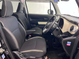 ゆったりと座れる運転席シートですのでストレスなく運転が出来ますよ!