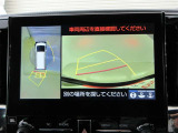 パノラミックビューモニターを装備。車を真上から見るように周囲を確認できます。機能の詳細は販売店スタッフまでお尋ねください。