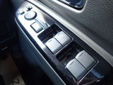 運転席側はワンタッチで全開・全閉ができるオート機能を装備。視線を前方に保ったまま操作できるので、運転に集中しながら車内の温度調整が可能です。細かな使い勝手の良さが、快適な移動時間を支えます。
