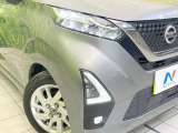 【LEDヘッドライト】悪天候や夜間走行時も良好な視界を確保し安心して運転できる高輝度LEDヘッドライトを装備!点灯速度が早く、消費電力も抑えられています。