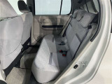 広々とした後部座席です♪気になるキズや汚れなどなく良好な状態です。