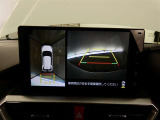 パノラミックビューモニターを装備。駐車場や交差点で周囲の安全確認をサポートします。