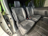 後部座席も気になるようなキズ・汚れやへたり等、大きなダメージはなく、良好な状態です。