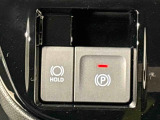 指先だけで簡単に操作が可能な電動パーキングブレーキを採用。「HOLD」スイッチを押すと、渋滞や信号待ちなどでブレーキペダルから足を離しても、ブレーキを保持するので安心です