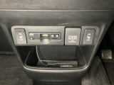 前席の左右別々のシートヒータースイッチが付いています。HiとLoの2段階で温度設定ができます。 スイッチの間にはアクセサリーソケットとETCがついており、高速道路の料金所の通過も楽々です!。