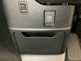 アクセサリーソケットはUSBのアダプターなどをつければ、スマホの充電にも使えます。周辺には物が置けるボックスがついています。